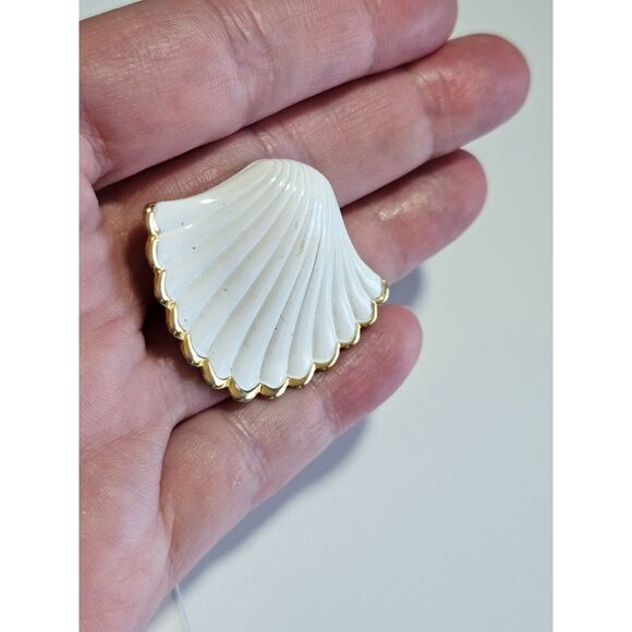 Direction One white and gold tone shell pendant - Picture 3 of 10